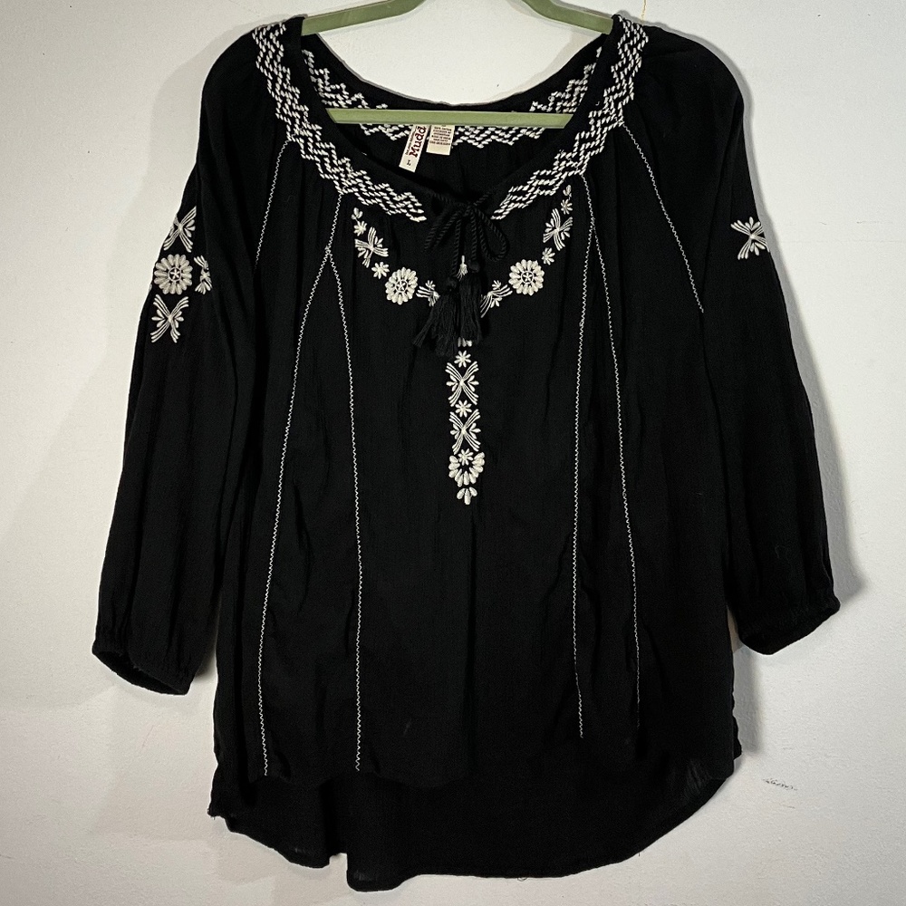 Mudd Embroidered Peasant Top - Large